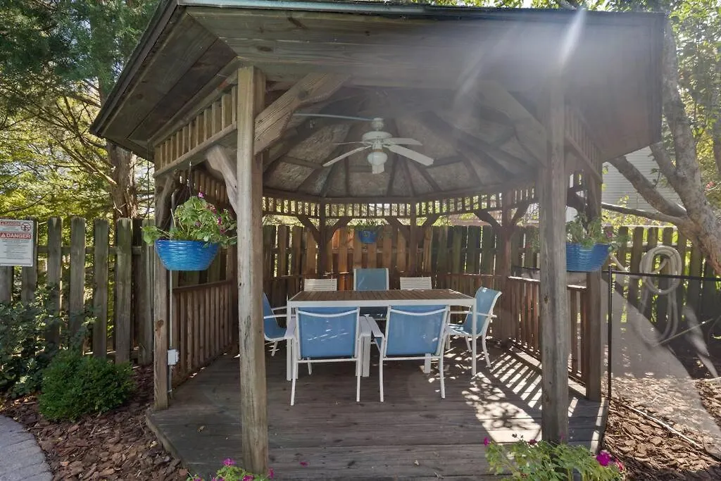 Holiday home The Poolside Retreat - Spacious 4 Bdrm With Pool, Hot Tub,Firepit,Games,Dogs Welcome Charlotte United States
