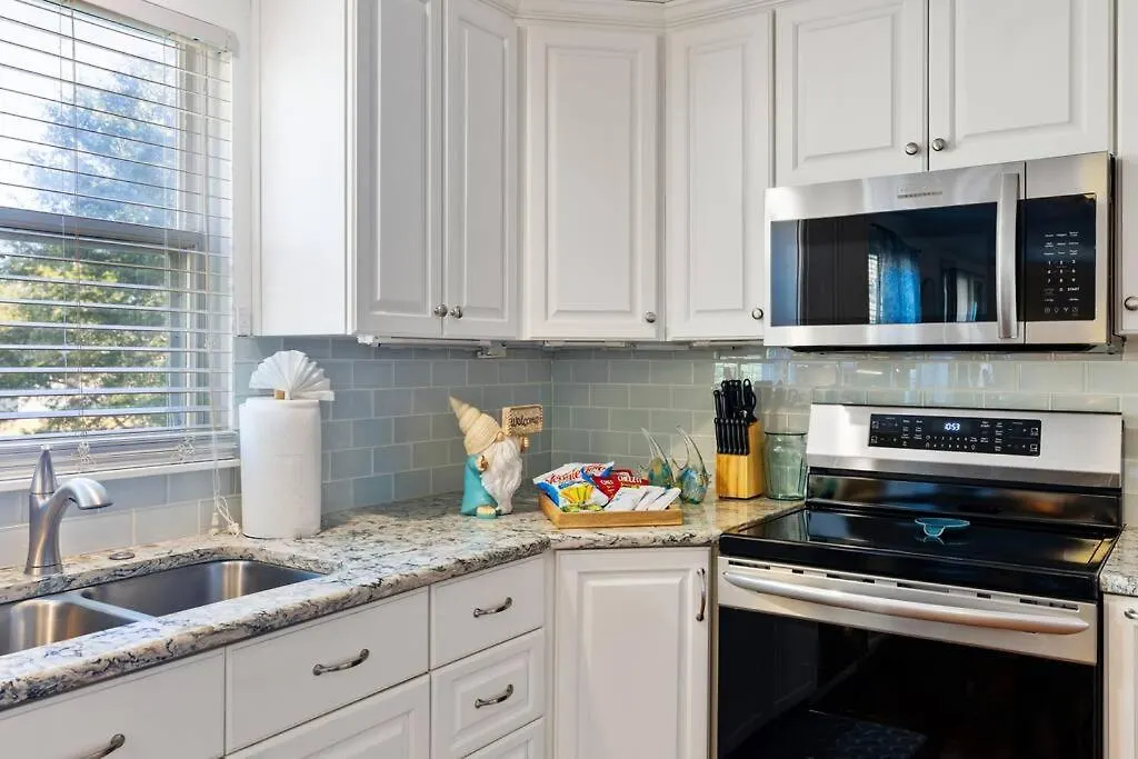 The Poolside Retreat - Spacious 4 Bdrm With Pool, Hot Tub,Firepit,Games,Dogs Welcome Charlotte