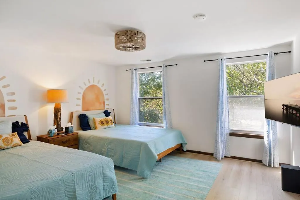 The Poolside Retreat - Spacious 4 Bdrm With Pool, Hot Tub,Firepit,Games,Dogs Welcome Charlotte 0*,  United States