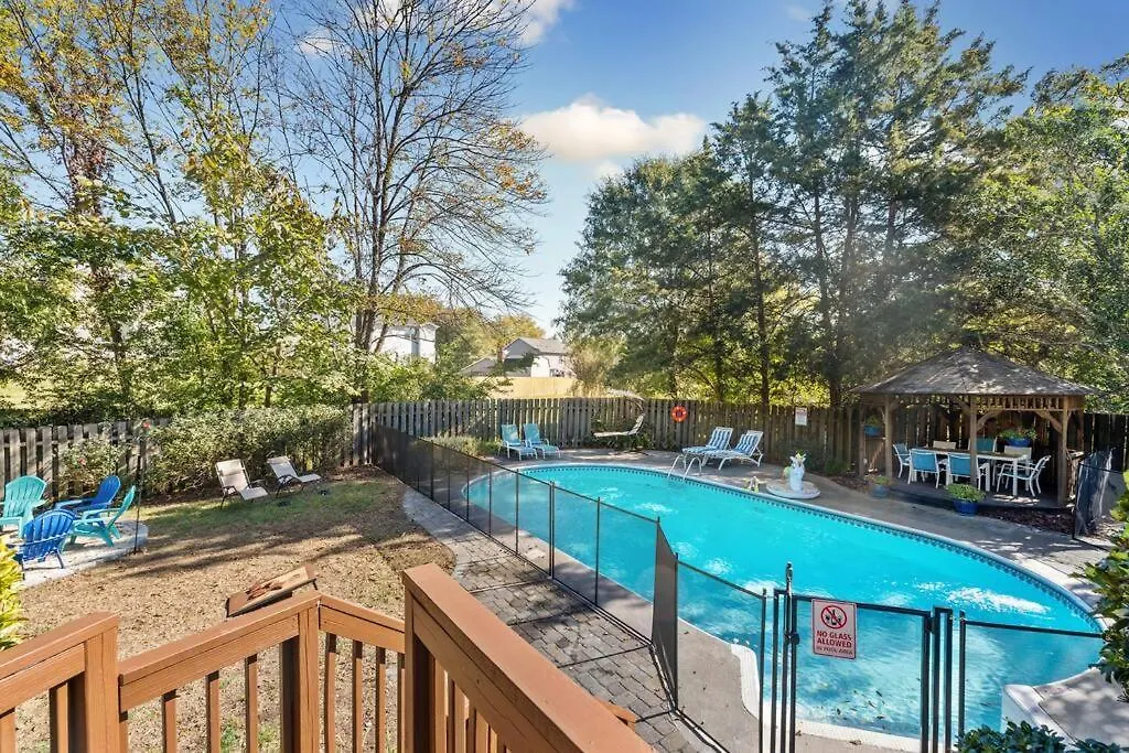 The Poolside Retreat - Spacious 4 Bdrm With Pool, Hot Tub,Firepit,Games,Dogs Welcome Charlotte