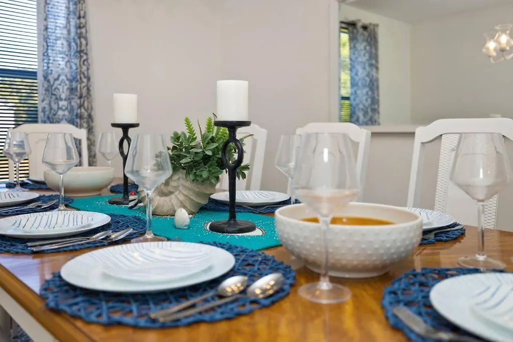 The Poolside Retreat - Spacious 4 Bdrm With Pool, Hot Tub,Firepit,Games,Dogs Welcome Charlotte Holiday home