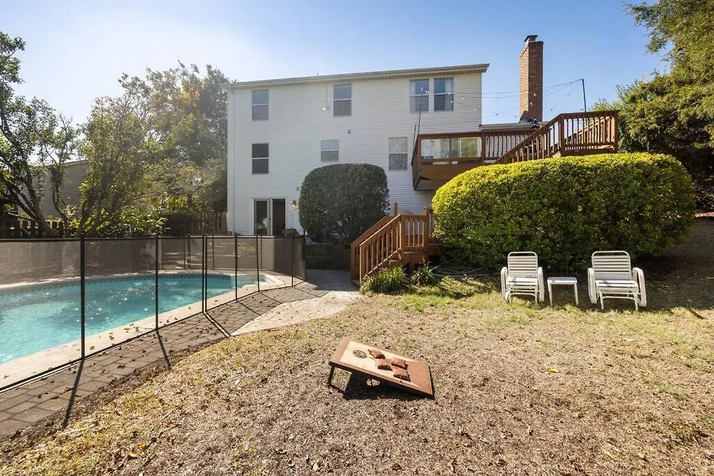 The Poolside Retreat - Spacious 4 Bdrm With Pool, Hot Tub,Firepit,Games,Dogs Welcome Charlotte Holiday home