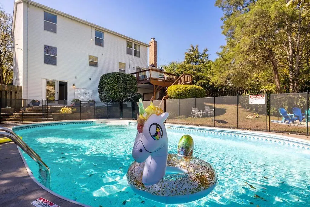 Holiday home The Poolside Retreat - Spacious 4 Bdrm With Pool, Hot Tub,Firepit,Games,Dogs Welcome Charlotte United States