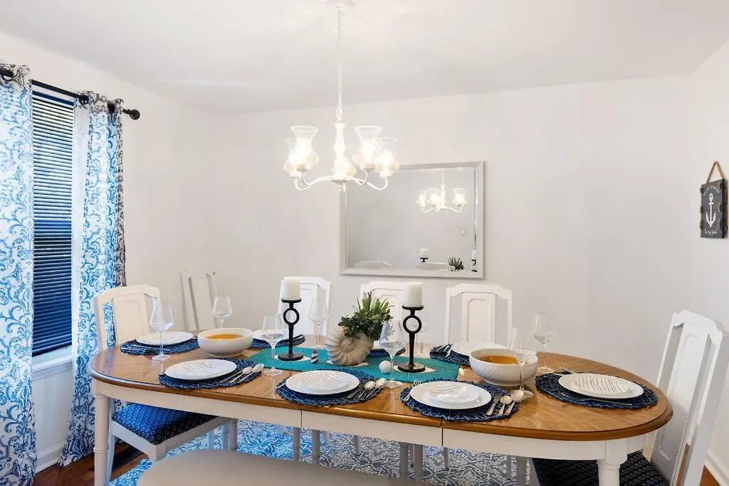 Holiday home The Poolside Retreat - Spacious 4 Bdrm With Pool, Hot Tub,Firepit,Games,Dogs Welcome Charlotte United States