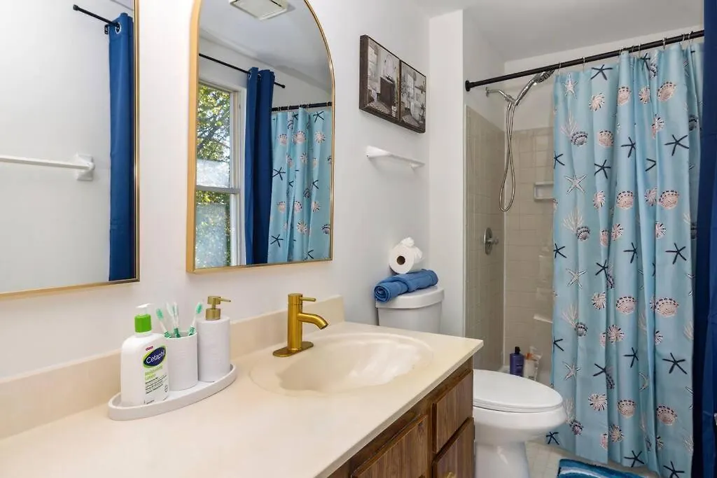 Holiday home The Poolside Retreat - Spacious 4 Bdrm With Pool, Hot Tub,Firepit,Games,Dogs Welcome Charlotte