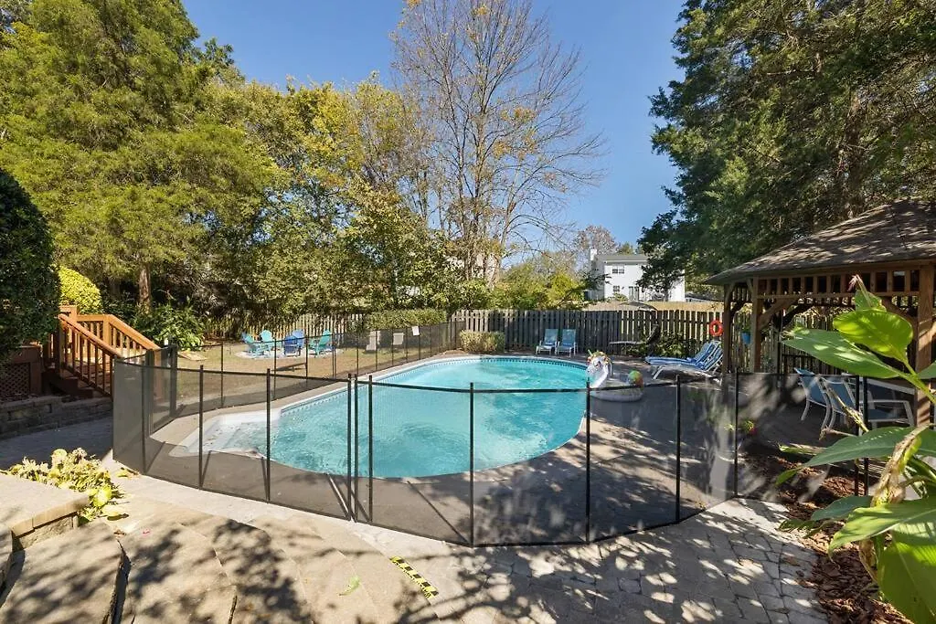 The Poolside Retreat - Spacious 4 Bdrm With Pool, Hot Tub,Firepit,Games,Dogs Welcome Charlotte United States