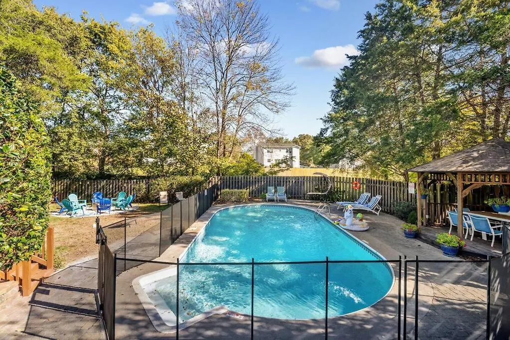 The Poolside Retreat - Spacious 4 Bdrm With Pool, Hot Tub,Firepit,Games,Dogs Welcome Charlotte